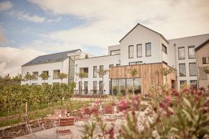 a building with a courtyard with tables and chairs at Zeit bei Sauerweins in Palzem