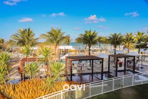 - une vue sur la plage depuis le balcon du complexe dans l'établissement Qavi - Flat Vista Mar em Resort Beira Mar Cotovelo #InMare230, à Parnamirim