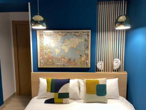 sypialnia z niebieską ścianą z mapą nad łóżkiem w obiekcie Apartamento Opera Suite AIDA Madrid Palacio Real w Madrycie