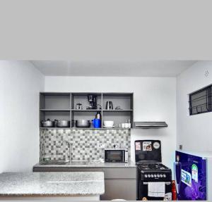 Ett kök eller pentry på Fahari Homes - 2 Bedroom Apartment in Tatu City, Nairobi