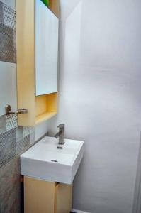 Ванная комната в Fahari Homes - 2 Bedroom Apartment in Tatu City, Nairobi