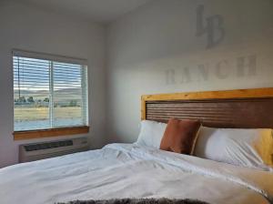 Łóżko lub łóżka w pokoju w obiekcie Lazy Bear Ranch