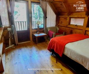Ένα ή περισσότερα κρεβάτια σε δωμάτιο στο Plett Forest Cabins