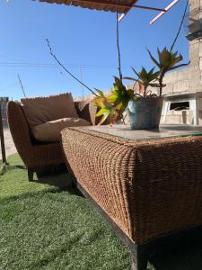 uma cadeira de vime e um sofá sentado numa mesa em Habitación privada peña em Querétaro