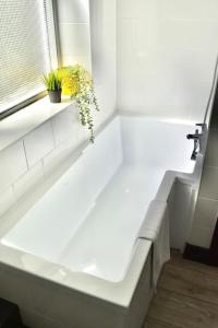 biała łazienka z umywalką i oknem w obiekcie The Copperfield Apartment - Broadstairs Central - By Goldex Coastal Breaks w mieście Kent
