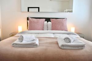 sypialnia z łóżkiem z ręcznikami w obiekcie The Copperfield Apartment - Broadstairs Central - By Goldex Coastal Breaks w mieście Kent