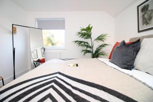 布里斯托的住宿－Long stay offer - Stylish 1 bed flat with parking，一间卧室配有一张带黑白毯子的床