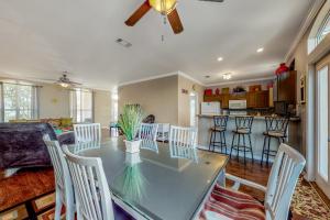 - une salle à manger et un salon avec une table et des chaises dans l'établissement Emerald View, à Destin