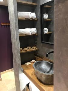 a bathroom with a large sink and towels at Le 6 Bis by Les Cailloux Dorés in Uzès