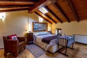 una camera da letto con un letto e una sedia di Affittacamere Is Coronas a Ìsili