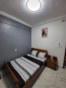 a bedroom with a bed in a room at Bel appartement neuf et meublé avec parking gratuit in Douala