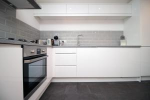 Kitchen o kitchenette sa Long stay offer - Stylish 1 bed flat with parking