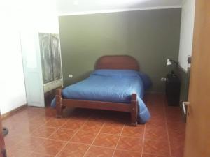 Cama pequeña en una esquina de habitación en Sueño Bonito en San Andrés de Giles