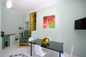 a living room with a dining room table and chairs at Lae Domus in Atrani