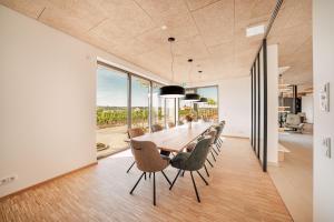 a dining room with a table and chairs at Zeit bei Sauerweins in Palzem