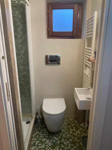 un piccolo bagno con servizi igienici e lavandino di Incantevole Monolocale a Lucca nel Centro Storico - EstateGuard Group a Lucca