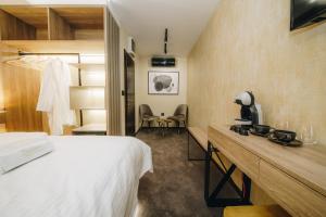 Habitación de hotel con cama y escritorio en Boutique Luxury Apartments en Kragujevac