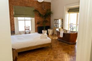 Ліжко або ліжка в номері The Palm