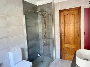 Villa Consuelo - Quiet Location Close to Resorts في Buzanada: حمام مع دش مع مرحاض ومغسلة