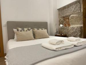 Apartamento Opera Suite Norma - Studio 4pax Madrid Palacio Real في مدريد: غرفة نوم عليها سرير وفوط