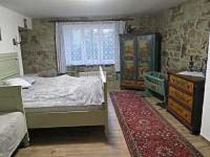 PotštejnにあるChalupa Pod Lipamiのベッドルーム1室(ベッド1台、ドレッサー、窓付)