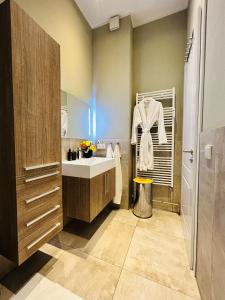 een badkamer met een witte wastafel en een douche bij Blue City Apartment’s in Hamburg