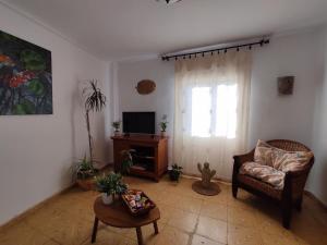 un soggiorno con sedia e TV di Casa Soneja a Valbona
