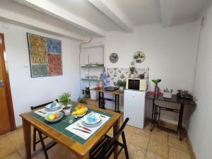 una piccola cucina con tavolo e frigorifero di Casa Soneja a Valbona