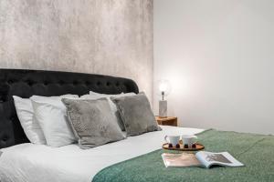 Gambar di galeri bagi Cozy New Space w Bomb Shelter steps from beach M7 di Tel Aviv