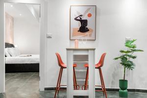 Gambar di galeri bagi Cozy New Space w Bomb Shelter steps from beach M7 di Tel Aviv