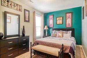 1 dormitorio con cama, tocador y espejo en Palm Oaks Estate, en Myrtle Beach