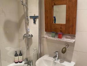een badkamer met een wastafel en een douche bij North View B&B in Penrith