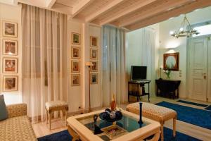 Μια τηλεόραση ή/και κέντρο ψυχαγωγίας στο Acropolis Luxury House