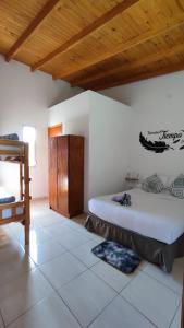 sypialnia z łóżkiem i drewnianym sufitem w obiekcie Hiraya Apart w mieście Puerto Iguazú