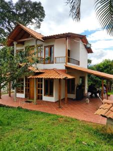 a house with a patio in front of it at Hermosa casa para vacaciones en San José de Suaita in San José de Suaita