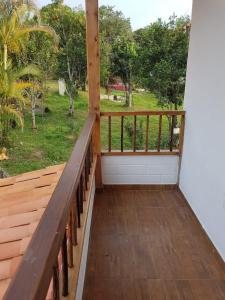 uma varanda com vista para um pátio em Hermosa casa para vacaciones en San José de Suaita em San José de Suaita