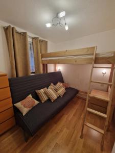 - un salon avec un canapé et des lits superposés dans l'établissement Appartement tout confort montagne et lac Léman, à Thollon-les-Mémises