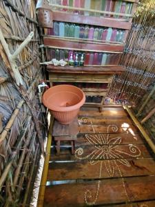 Derek's Place Eco-Lodge في جزيرة ليتل كورن: حمام مع وعاء كبير على أرضية خشبية