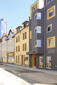 eine Reihe von Gebäuden in einer Stadtstraße in der Unterkunft Hotel VielHarmonie in Jena