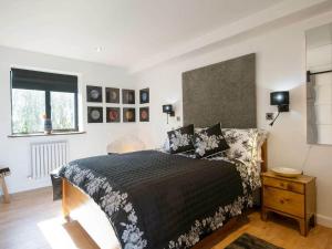 um quarto com uma cama grande e uma janela em Country Escape at the Granary em Colchester