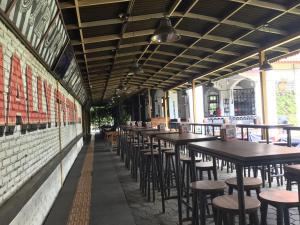 Un restaurante u otro lugar para comer en Bandung Hostel