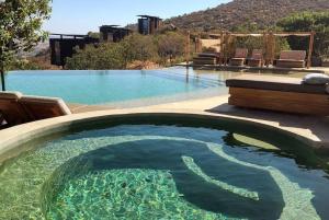- une piscine à débordement avec un poolhouse et une piscine dans l'établissement Villa Garven @ R. Encuentro Guadalupe, à Valle de Guadalupe
