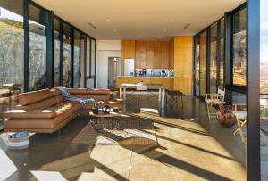 un salon avec un canapé et une table dans l'établissement Villa Garven @ R. Encuentro Guadalupe, à Valle de Guadalupe