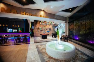 a restaurant with a fountain in the middle of a room at Roma Hotel in Bacabal