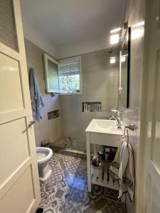 Ένα μπάνιο στο Alojamiento Chalet en Piriápolis.