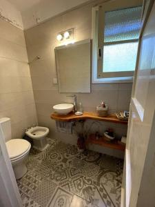 Ένα μπάνιο στο Alojamiento Chalet en Piriápolis.