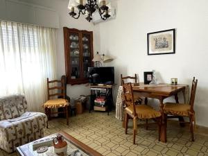 Μια τηλεόραση ή/και κέντρο ψυχαγωγίας στο Alojamiento Chalet en Piriápolis. +6 φωτογραφίες