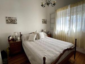 Ένα ή περισσότερα κρεβάτια σε δωμάτιο στο Alojamiento Chalet en Piriápolis.