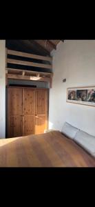 - une chambre avec un grand lit et une armoire en bois dans l'établissement Hikers Villa Trail 5 & 6, à Skiathos Chora