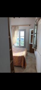 - une chambre avec un lit doté d'une fenêtre et d'une échelle dans l'établissement Hikers Villa Trail 5 & 6, à Skiathos Chora